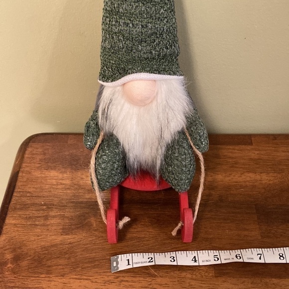 NEW WOODLAND COTTAGE WINTER GNOME ON RED WOODEN SLEIGH - Picture 8 of 11